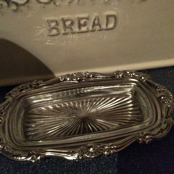 Silverplated butter dish, three pieces glass dish and cloche cover and tray - Picture 5 of 6